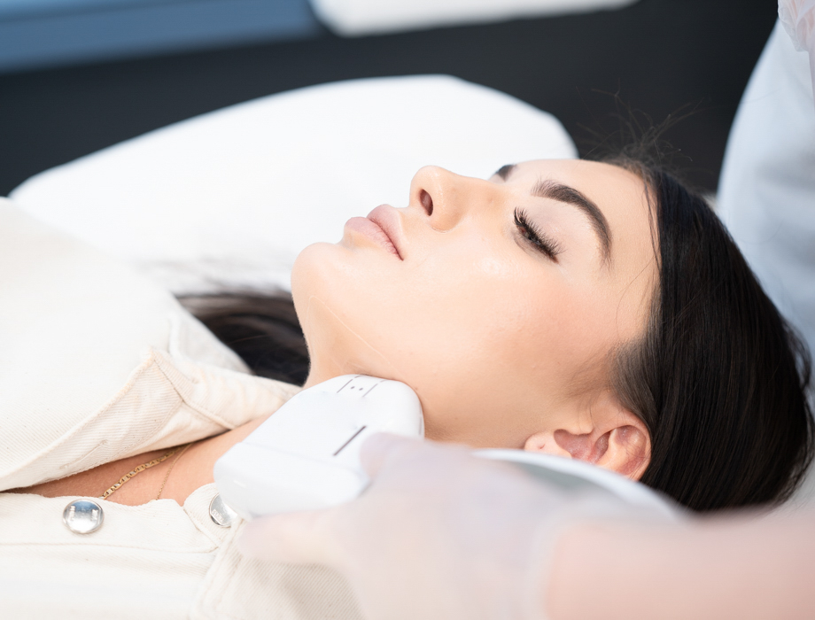 Drugi podbródek to nadmiar tkanki tłuszczowej zgromadzonej w okolicy szyi i żuchwy. Poznaj ceny zabiegów usuwania drugiego podbródka w naszej klinice w Katowicach.