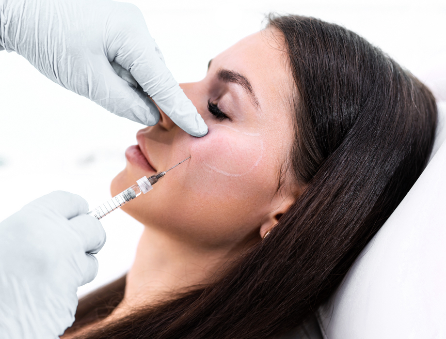 Wolumetria twarzy to zabieg wykonywany przy użyciu kwasu hialuronowego. Sprawdź, ile kosztuje modelowanie twarzy wypełniaczem.