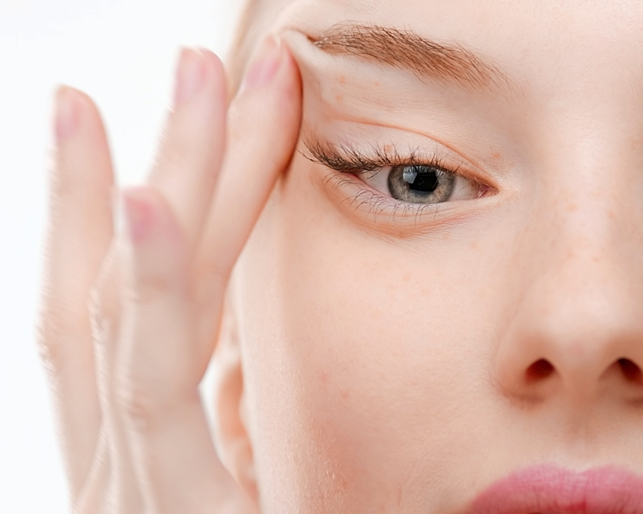 Jakie są przyczyny opadającej powieki?