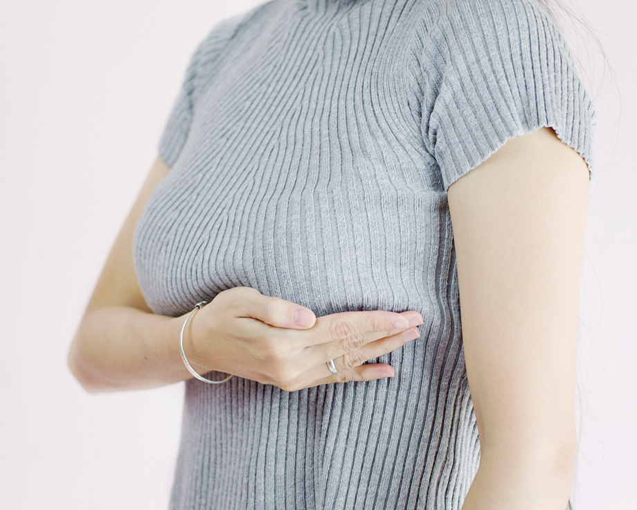 Zaczerwienienie na piersiach – co oznacza i jakie zabiegi mogą pomóc na ten problem?