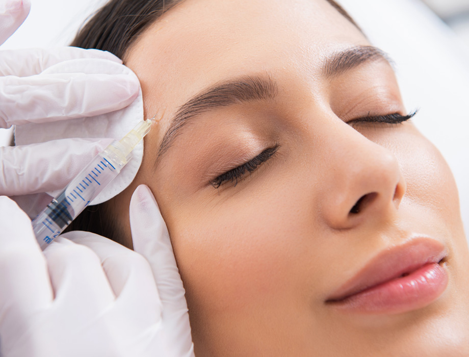 Wypełniacz wstrzyknięty pod skórę nie utrzymuje się w niej na zawsze. ✹ Sprawdź, jak wygląda metabolizm kwasu hialuronowego - lekarze z naszej warszawskiej kliniki radzą. Zapraszamy na zabiegi do naszych klinik w Warszawie, Krakowie, Łodzi i Katowicach.