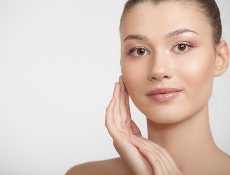 Laserowe zamykanie naczynek to bezpieczna i skuteczna metoda. Ile czasu goi się skóra po zastosowaniu lasera? Sprawdź z Kliniką Miracki! ✶ Warszawa, Katowice, Kraków, Łódź.