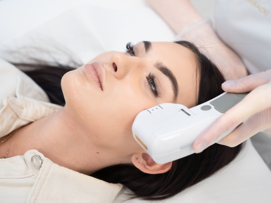 Lifting twarzy to zabieg, który może usunąć zmarszczki i estetycznie poprawić rysy twarzy. Jakie są rodzaje liftingu twarzy w Klinice Miracki (Warszawa, Katowice, Kraków, Łódź)?