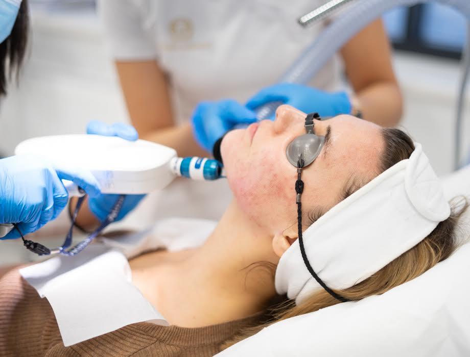 Czas trwania leczenia trądziku jest kwestią indywidualną. Poznaj skuteczne zabiegi na trądzik i dowiedz się, jak długo może trwać terapia przeciwtrądzikowa w naszej klinice w Łodzi.