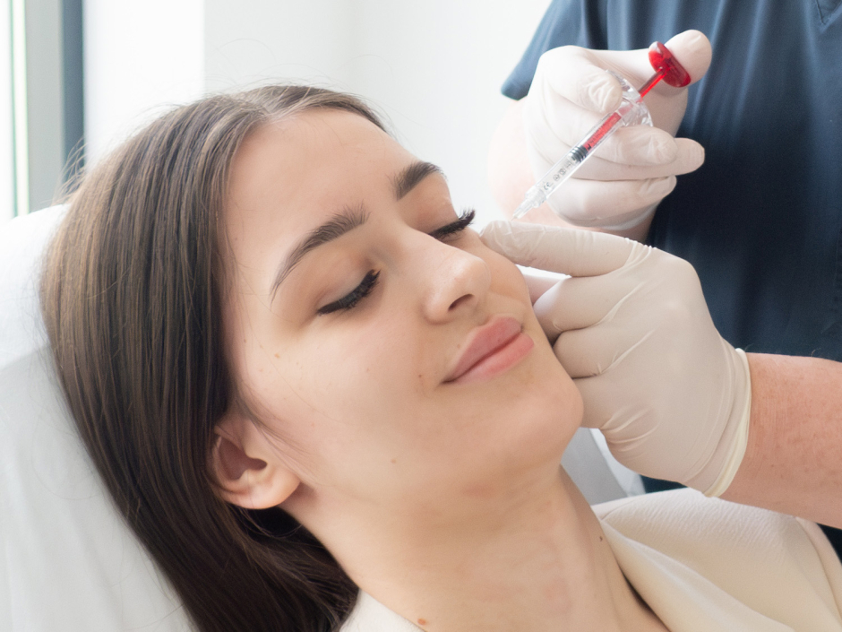 Dzięki terapii Organicznym Kwasem Hialuronowym nawilżysz i ujędrnisz Swoją skórę oraz zredukujesz zmarszczki i bruzdy. Dowiedz się więcej!