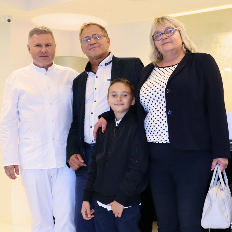 W czwartym odcinku "Kliniki naturalnego piękna", doktor Krzysztof Miracki wykonał małoinwazyjny zabieg radiochirurgicznego usuwania zmian skórnych. Zapraszamy na zabiegi w naszych klinikach w Warszawie, Łodzi, Katowicach i Krakowie.