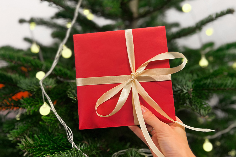 Podaruj Swoim bliskim piękno – uwielbiane przez nasze Pacjentki Vouchery na zabiegi to doskonały pomysł na świąteczny podarunek.