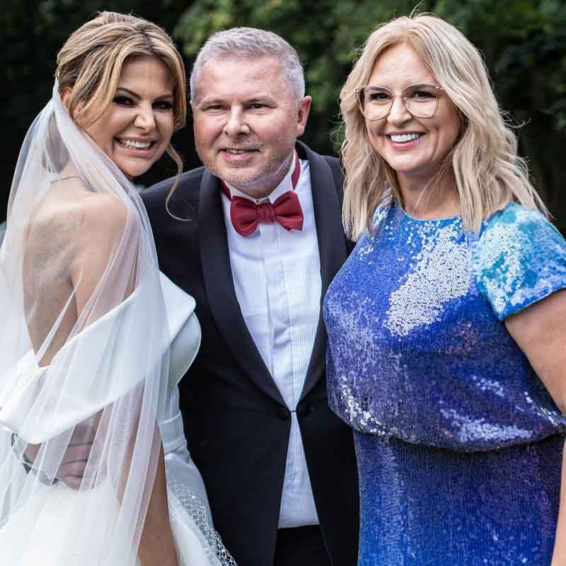 Karina Dudek-Miracka i dr Krzysztof Miracki na ślubie Mai Plich i Krzysztofa Rutkowskiego w podwarszawskim Pałacu Rozalin. Zapraszamy na zabiegi w naszych klinikach w Warszawie, Katowicach, Łodzi i Krakowie.