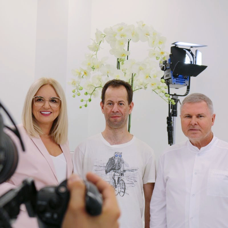 W trzecim odcinku "Kliniki naturalnego piękna" doktor Krzysztof Miracki wykonał zabiegi laserowego leczenia blizn potrądzikowych. Zapraszamy na zabiegi w naszych klinikach w Warszawie, Katowicach, Łodzi i Krakowie.