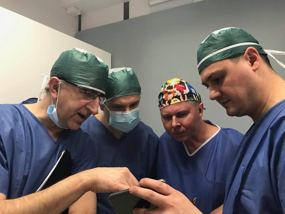 Nasi chirurdzy nie ukrywają zaangażowania w szkolenie - zdjęcia z zabiegu omawiane są na bieząco.:) 16266114_10212679070200453_7129250626313234696_n