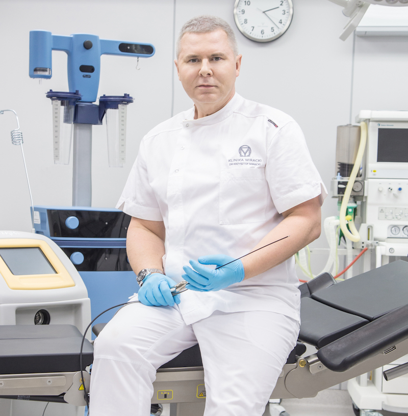 Doktor Krzysztof Miracki w sali operacyjnej kliniki. Urządzenia Vaser Lipo i Triplex - najszybsze, mało inwazyjne metody liposukcji 
