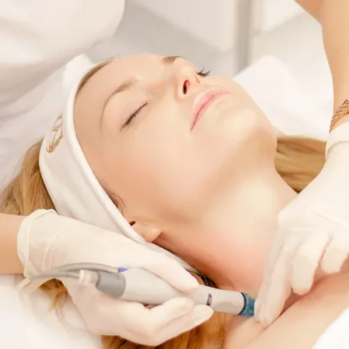 Zabieg 1 – Hydrafacial + specjalistyczne substancje aktywne – TWARZ